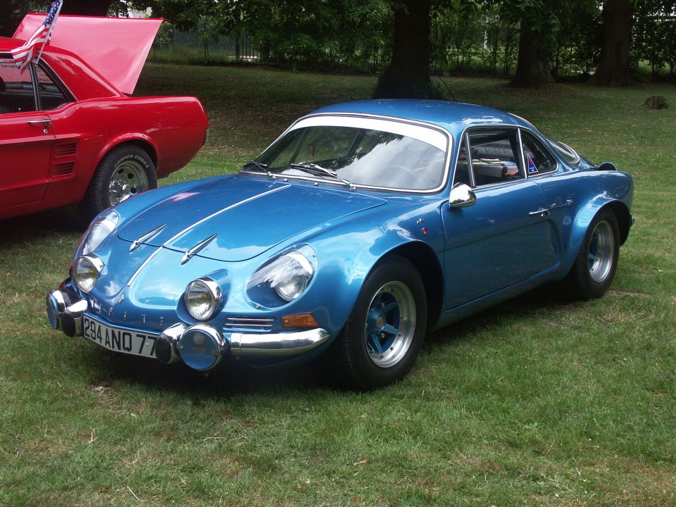 Blue coupe with fog lights and license plate 294 ANO 77