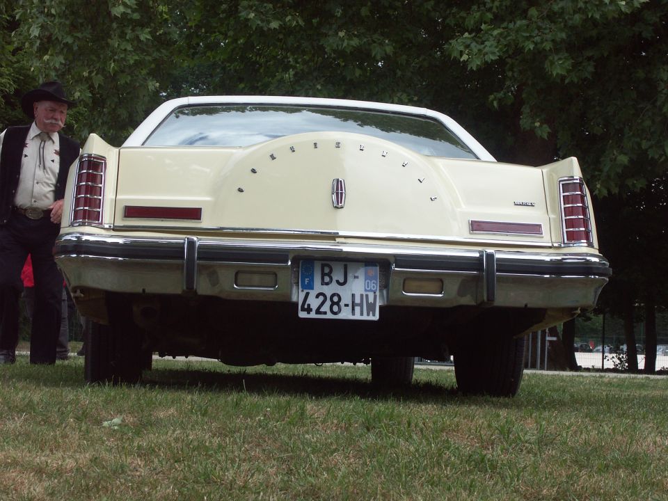 Cream Lincoln Continental Mark V rear with spare tire cover and license plate BJ-428-HW