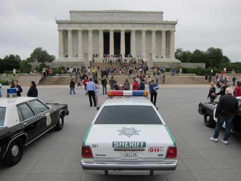 1991 Ford LTD Crown Victoria - Rear view of a green-and-white Sheriff cruiser parked on the plaza directly facing the Lincoln Memorial and visitors.