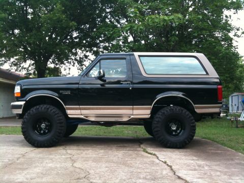 1996 Ford Bronco - This 1996 Ford Bronco is shown from the side, its distinctive two-tone paint and lifted suspension.
