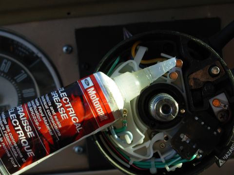 1975 Ford Bronco - Apply a thin film of electrical grease to the 2 horn/cruise sliding contacts. For steering wheel removal, see: [url=http://www.supermotors.…