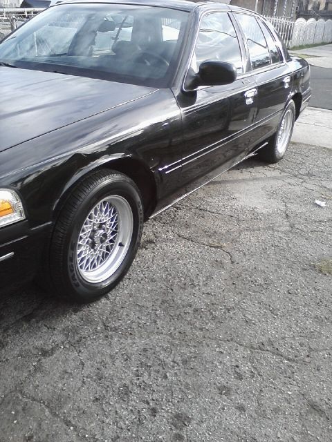 2001 Ford Crown Victoria photo