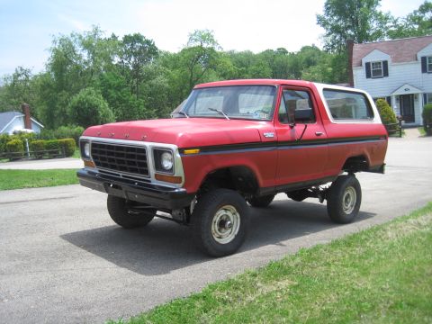 1979 Ford Bronco - This red 1979 Ford Bronco features a lifted suspension and a white removable top.