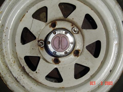 1979 Ford Bronco - One wheel is held on by bolts?