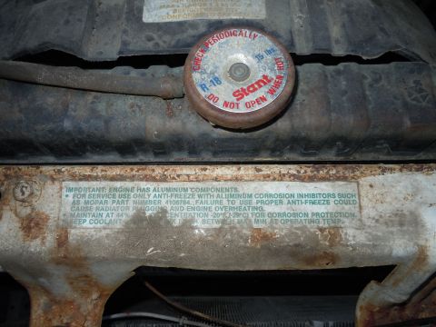 2001 Ford Crown Victoria - A Stant R-18 radiator cap and a warning label about antifreeze for aluminum components are visible.