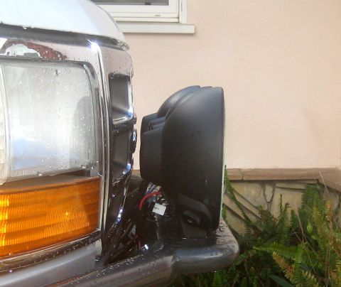 1996 Ford Bronco - An aftermarket auxiliary light is mounted to the front bumper of a 1996 Ford Bronco.