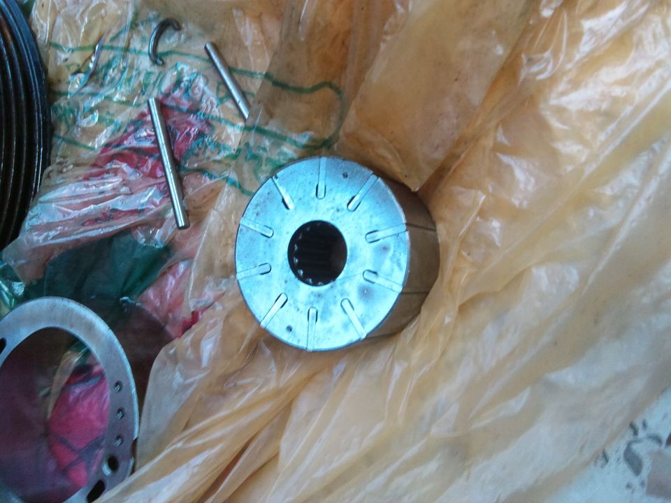 Circular metal part with internal splines and U-shaped clips
