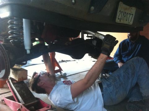 1990 Ford Bronco - Mechanics install a lift kit on a 1990 Ford Bronco's rear suspension.