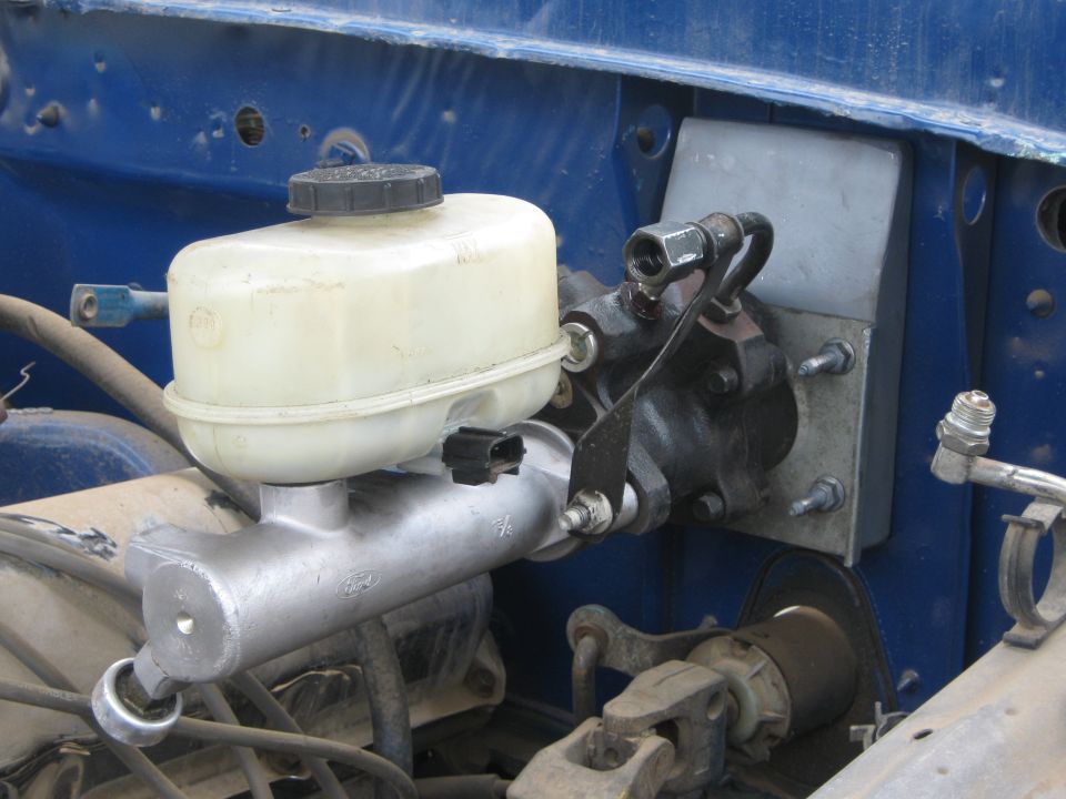 Brake master cylinder with plastic reservoir and metal body