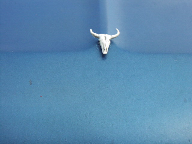 Blue vehicle with bull skull emblem