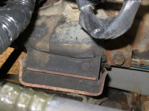 1995 Ford F-150 - The torn L engine mount is another part of the vibration during acceleration... [url=https://www.supermotors.net/registry/media/1157412] ht…