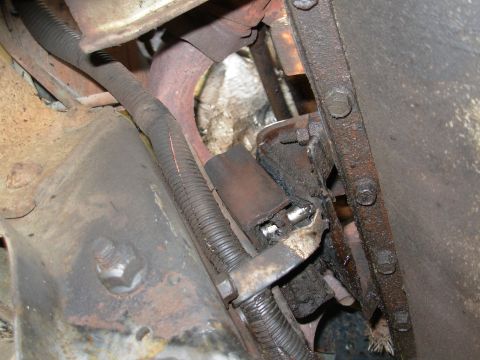 1995 Ford F-150 - The torn R engine mount is YET another part of the vibration during acceleration... [url=https://www.supermotors.net/registry/media/1157412…