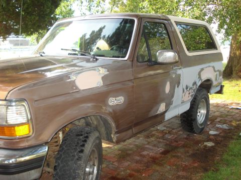 1993 Ford Bronco - This 1993 Ford Bronco shows signs of body repair, with filler applied to the doors and fenders.