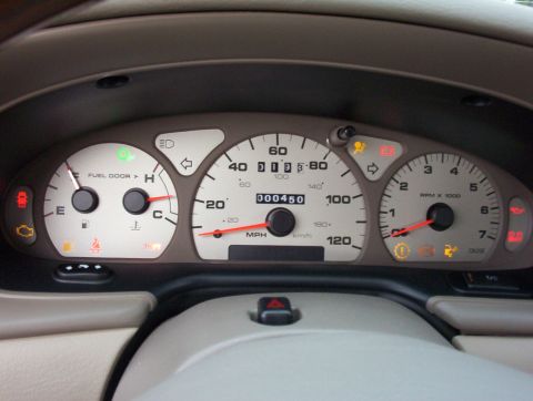 2003 Ford Taurus - The dashboard gauges of a 2003 Ford Taurus display 450 miles and various warning lights.