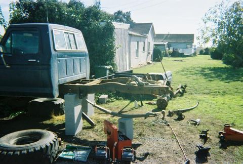 1976 Ford F-100 - bed off stripped to bare frame ready for fab work