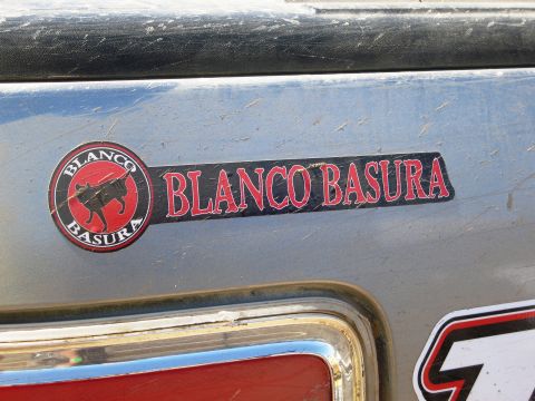 1986 Ford Bronco - Vehicle body panel displays a "BLANCO BASURA" sticker with a bull graphic.