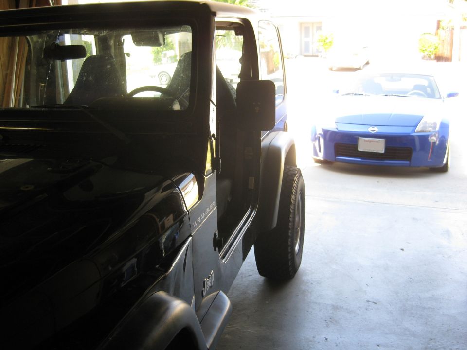 Jeep Wrangler in foreground, blue Nissan 350Z in background