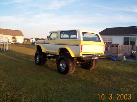 1978 Ford Bronco - Modified 1978 Ford Bronco on display in a residential yard.