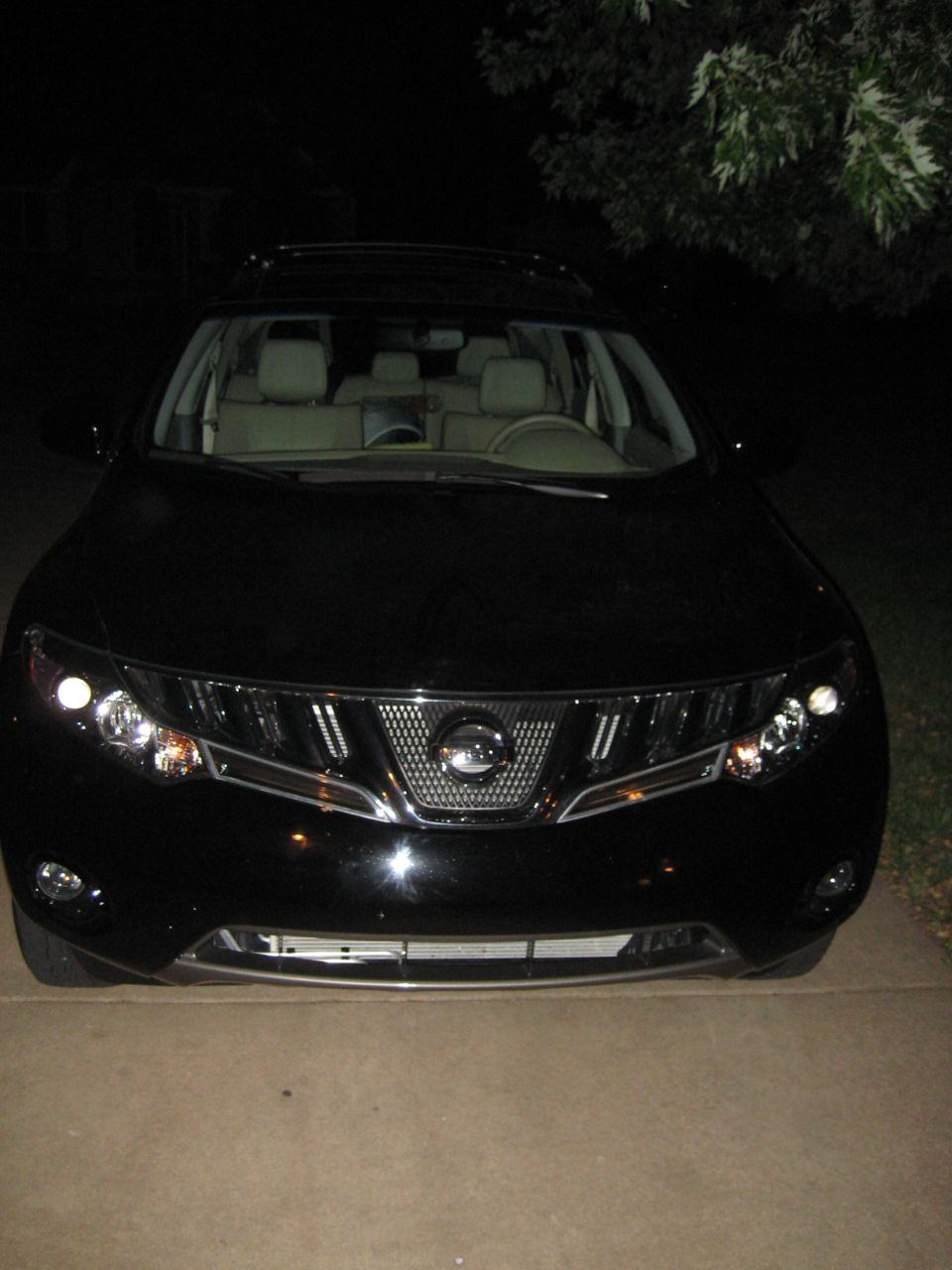 Front view of a black 2009 Nissan Murano parked at night