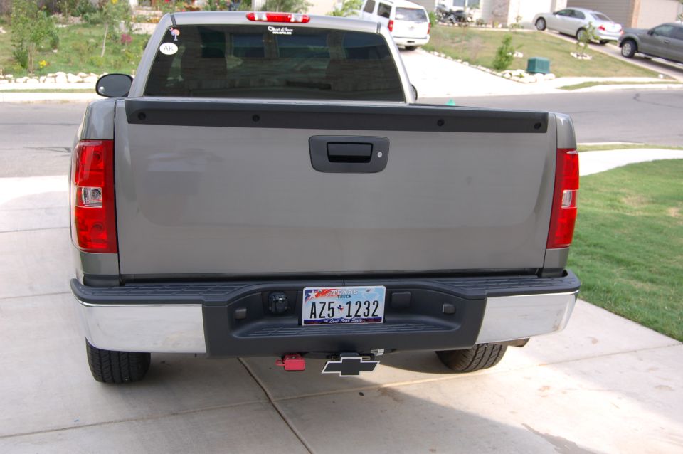 Rear view of a 2007 Chevrolet Silverado 1500 with a chrome bumper and license plate AZ5-1232