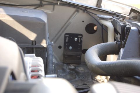 2007 Chevrolet Silverado 1500 - Close-up view of the engine bay of a 2007 Chevrolet Silverado 1500, showing a mounting bracket and hoses.