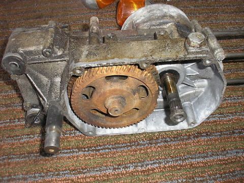 1981 Garelli Rally Sport - A motorcycle engine part is shown with visible gears and a shaft, resting on a carpeted surface.