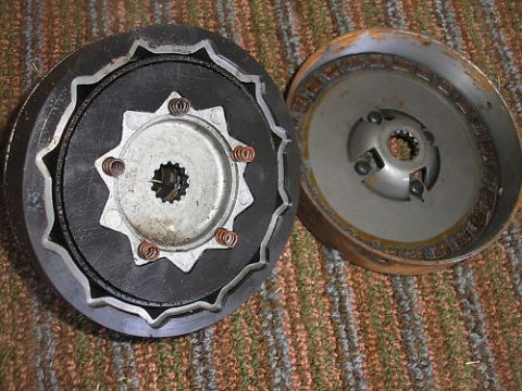 1981 Garelli Rally Sport - A disassembled clutch assembly, showing the friction plates and springs, alongside a corroded drum.