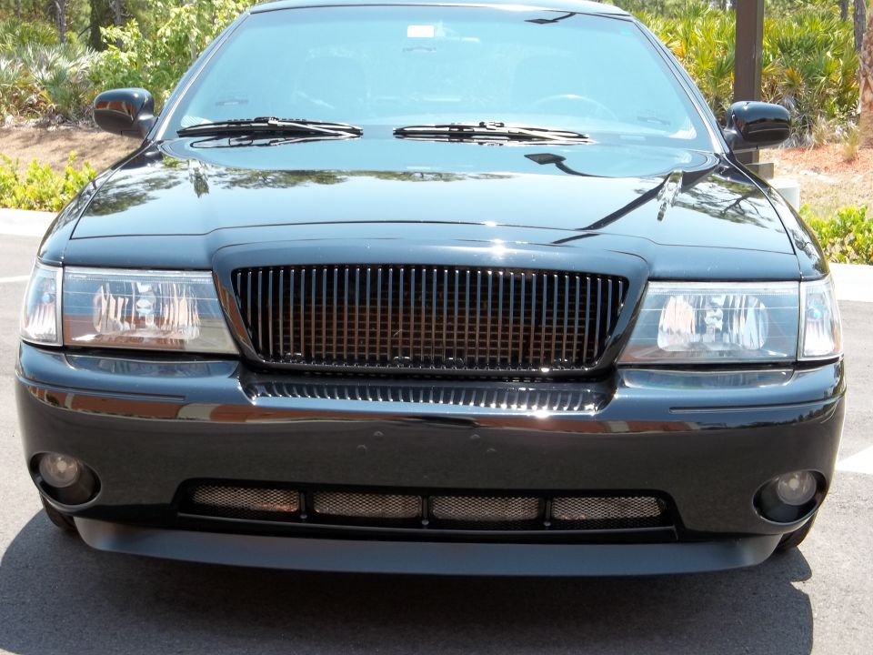 2003 Mercury Marauder front view, showing vertical slat grille and headlights