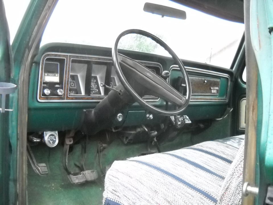 6-18-2011:  And here's the spiffy Ranger Lariat interior. Yes that is a cb!:D