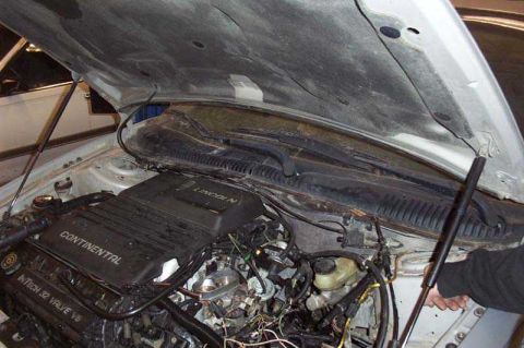 1997 Ford Taurus - Engine bay view of a Lincoln Continental, showing the Intech 32 Valve V8 engine.