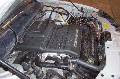 1997 Ford Taurus - The engine bay shows the "InTech 32 Valve V8" engine, labeled "Lincoln Continental".