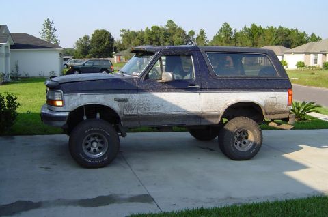 1993 Ford Bronco - This lifted 1993 Ford Bronco features a two-tone paint scheme and appears to have been driven off-road.