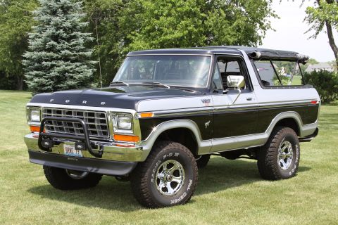 1979 Ford Bronco - This two-tone Ford Bronco is equipped with a front brush guard and chrome wheels.