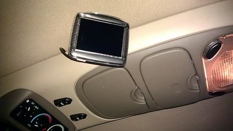 2000 Ford Excursion - Automatically turns on with signal from the rear.