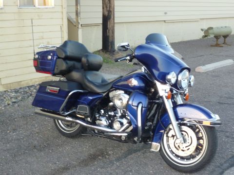 2007 Harley-Davidson Electra Glide Clsc - A blue 2007 Harley-Davidson Electra Glide Clsc motorcycle is parked on asphalt, showing its saddlebags and trunk.