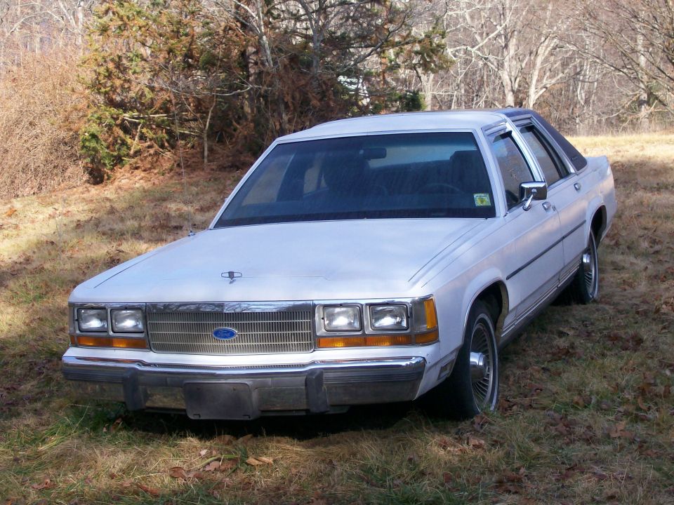 1989 Ford Crown Victoria LTD “Whitey”
