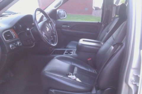 2007 Chevrolet Tahoe - The interior of a 2007 Chevrolet Tahoe features black leather seats and a full dashboard view.