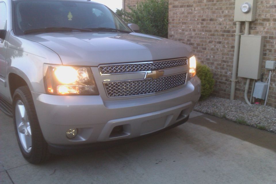 Silver 2007 Chevrolet Tahoe front grille and headlights