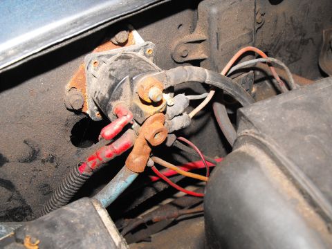 1986 Ford Bronco - The lower post, with the blue cable from the positive battery clamp, is alway hot. On a stock 86 the top post is not energized until it get…