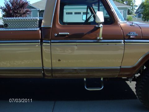 1979 Ford F-150 - This 1979 Ford F-150 Ranger pickup truck features a two-tone paint scheme and a diamond plate toolbox.