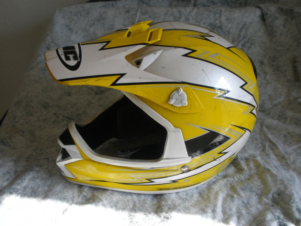 Yellow and white motocross helmet with lightning bolt graphics. Logo on side reads 'IC'
