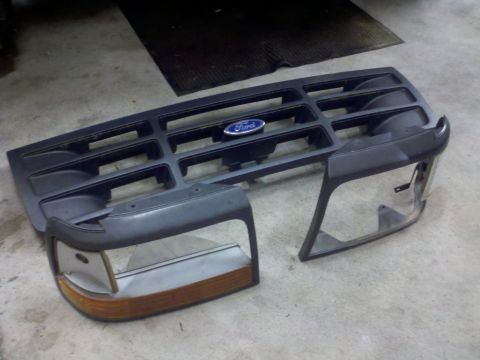 2005 Ford F-250 - This Ford grille and headlight assembly is a replacement part.