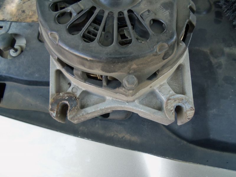Alternator mounting bracket with U-shaped slots
