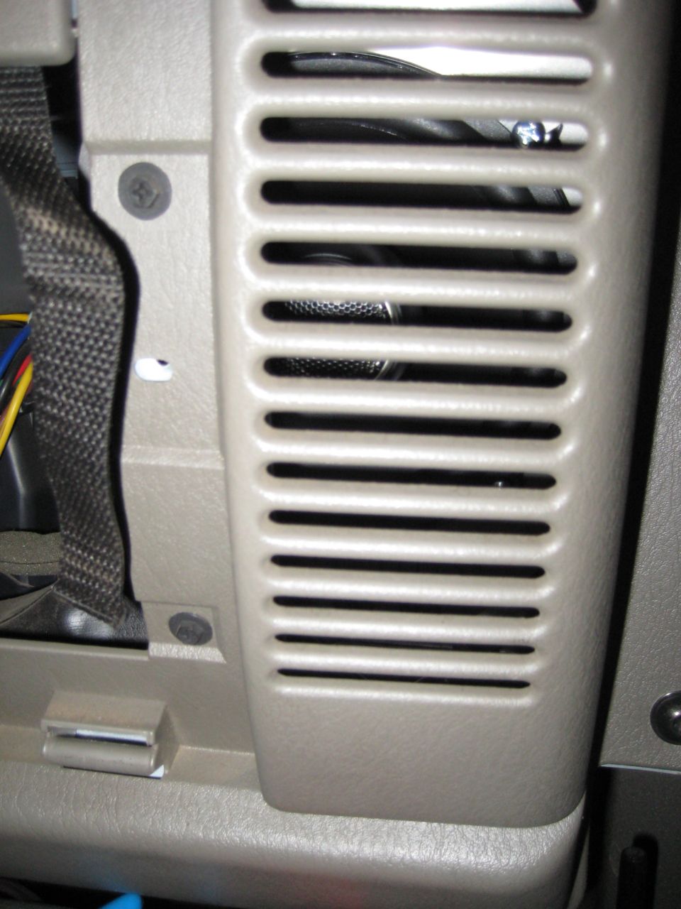 Interior speaker grille with horizontal slats