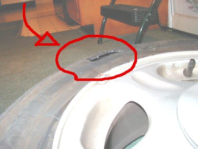 1997 Ford Taurus - Tire damage highlighted with a red circle and arrow.