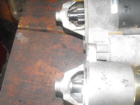 1986 Ford Bronco - Troubles ! Look at the size of teh two C shaped cavities where the gears are. Note the much deeper cavity on the top, used PMGR starter.