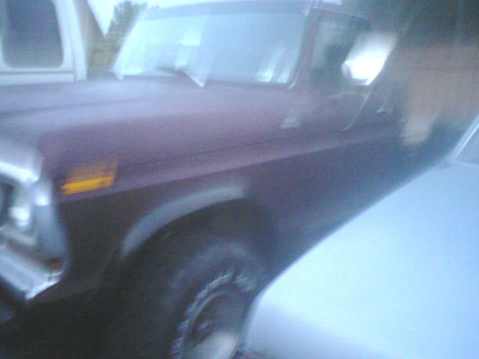 Dark red SUV, 3q-front view. Visible Supermotors watermark