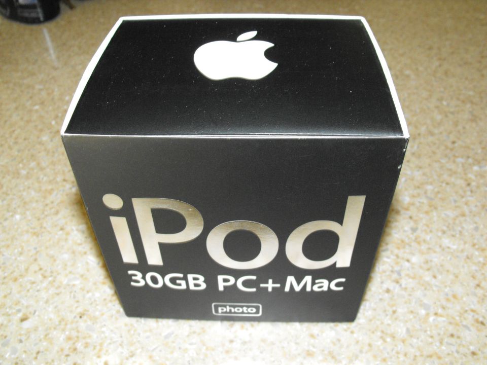 Black iPod 30GB PC+Mac box with Apple logo