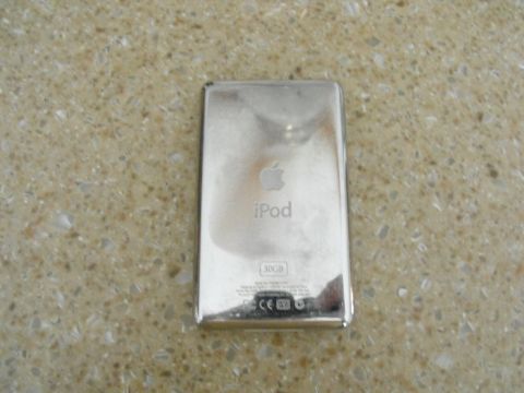1994 Ford Bronco - The rear of a silver iPod is shown, displaying its brand and storage capacity.