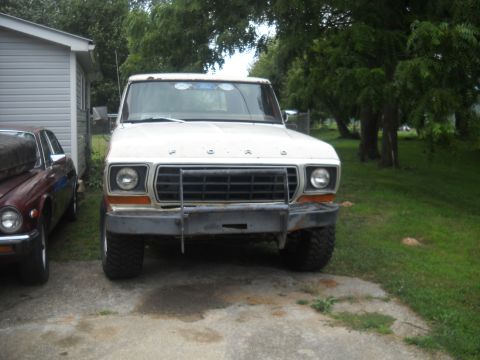 1993 Ford F-150 - White 1979 Ford F-Series truck with a brush guard parked outside next to another car.